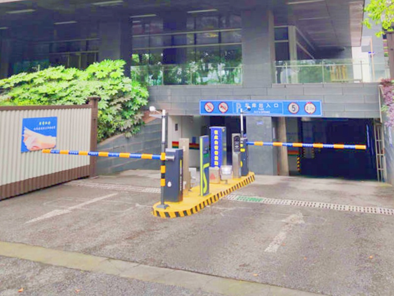 重慶金融街金融中心停車場(chǎng)道閘系統(tǒng)及設(shè)備案例